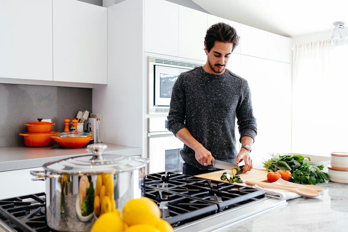 Préparation d'un repas équilibré en cuisine